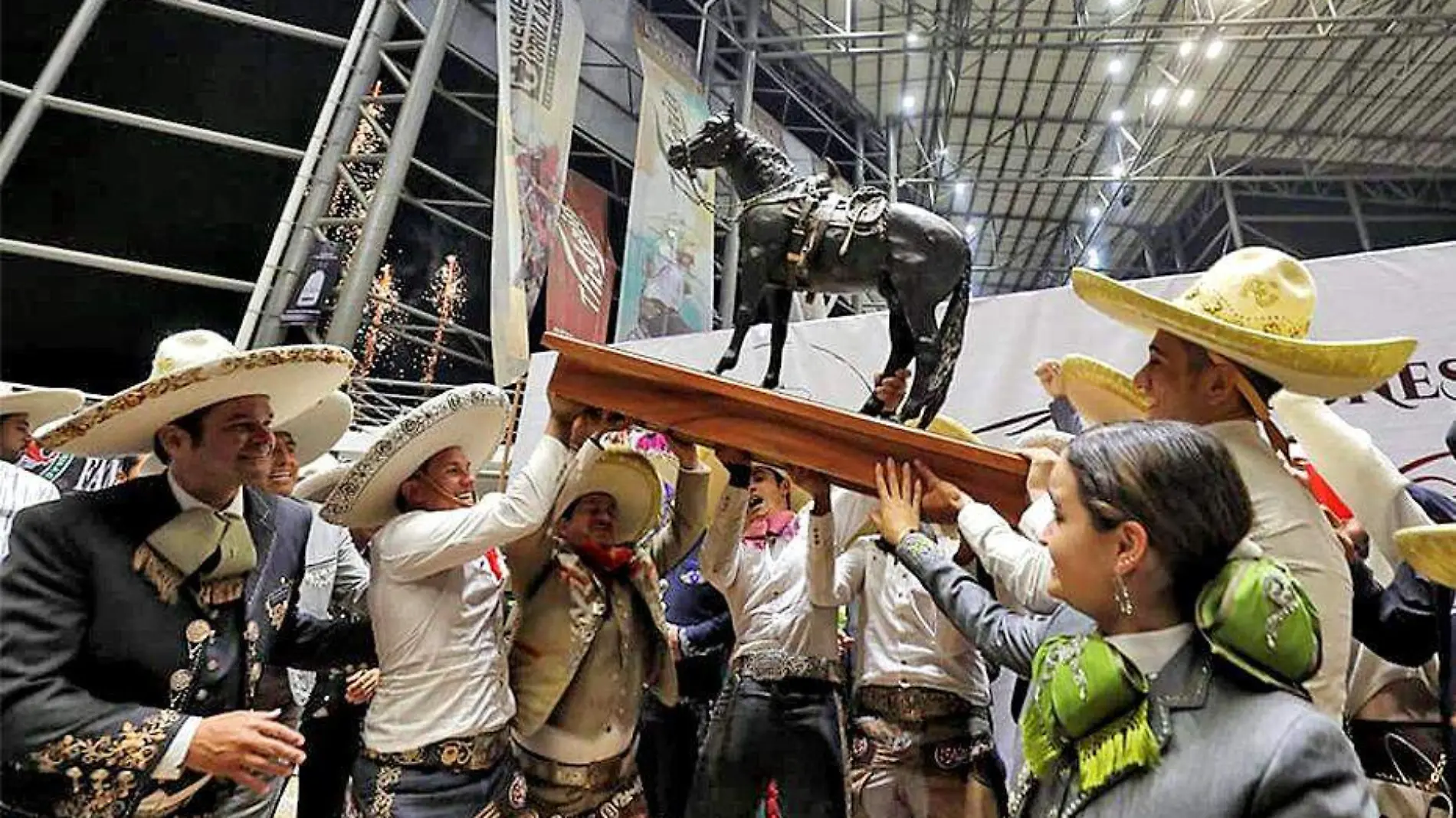 charros levantan trofeo con forma de caballo